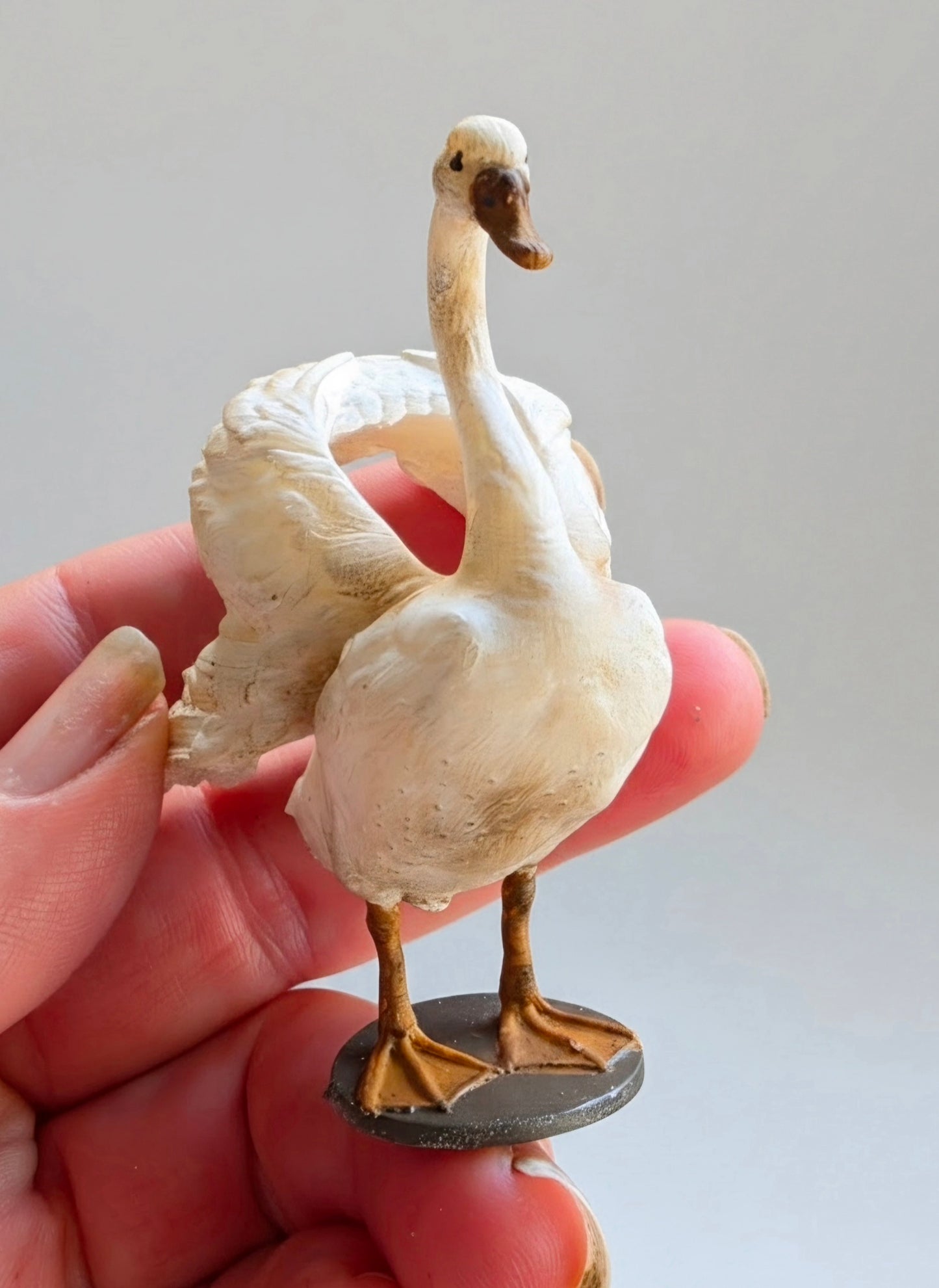 Miniatuur Staande Witte Zwaan – Sierlijke Brocante Elegantie (pre order)