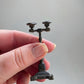 Miniatuur Oude Schoenenstandaard – Victoriaanse Winkelcharme