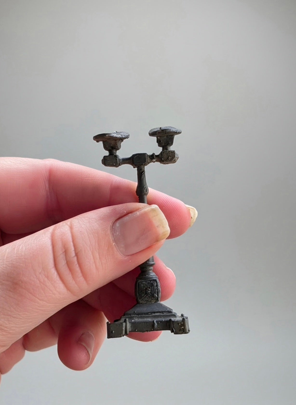 Miniatuur Oude Schoenenstandaard – Victoriaanse Winkelcharme