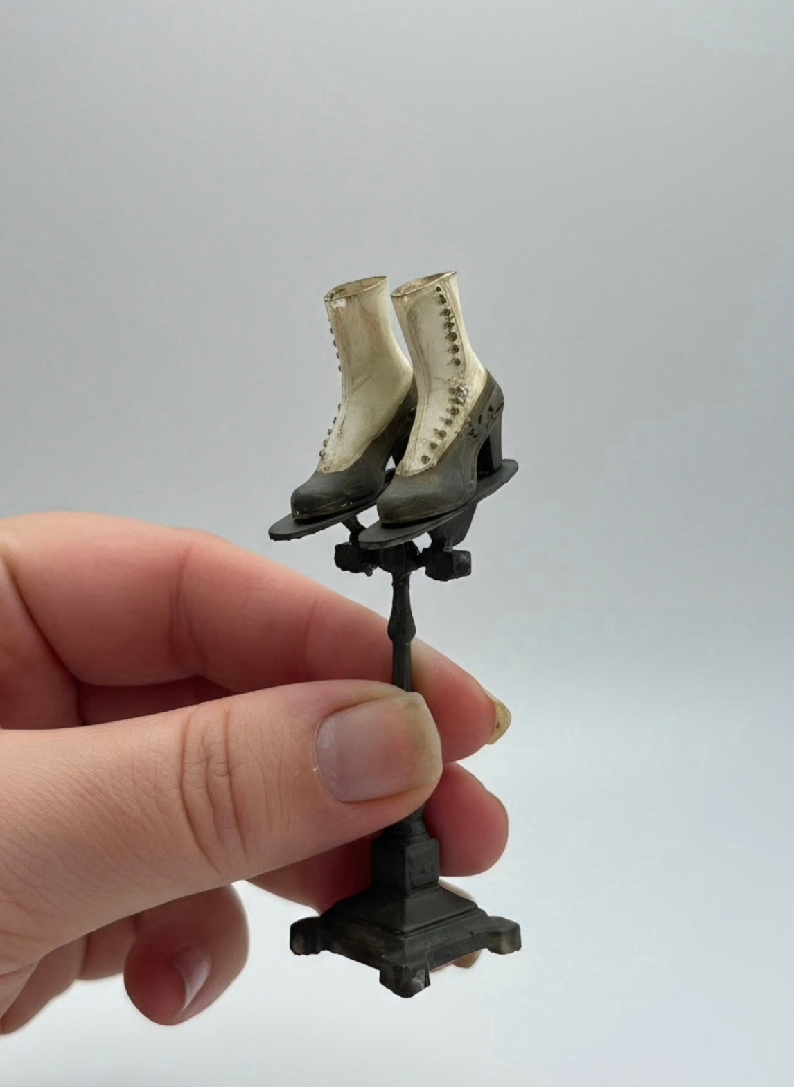 Miniatuur Oude Schoenenstandaard – Victoriaanse Winkelcharme