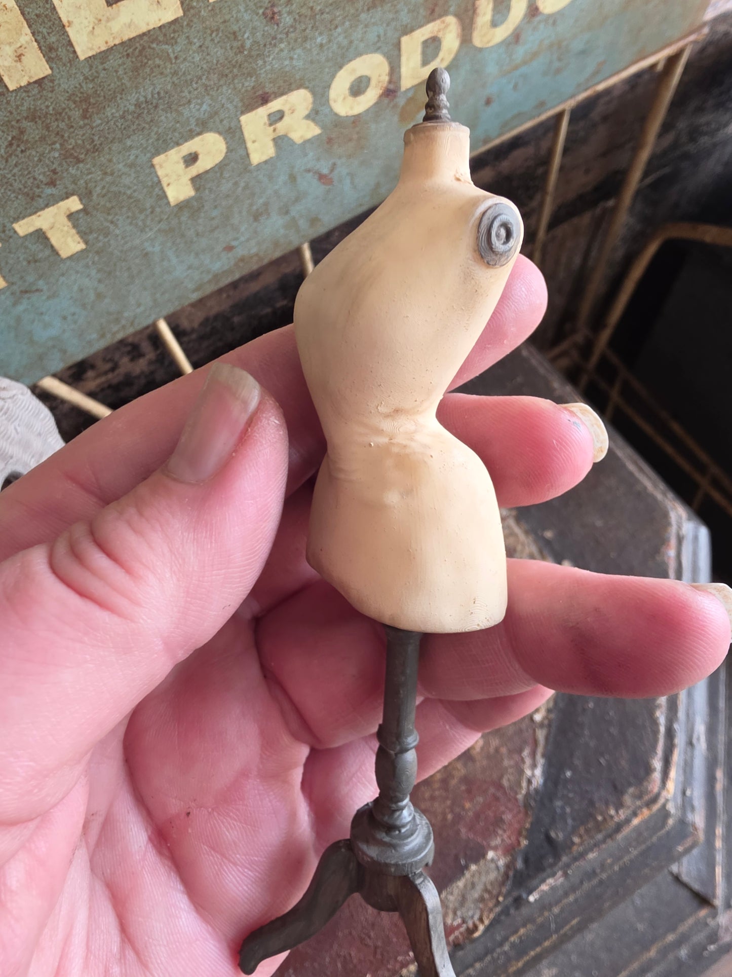 Miniatuur Duivenborst Paspop op Driepoot – Handgemaakt in Brocante Stijl 1:12
