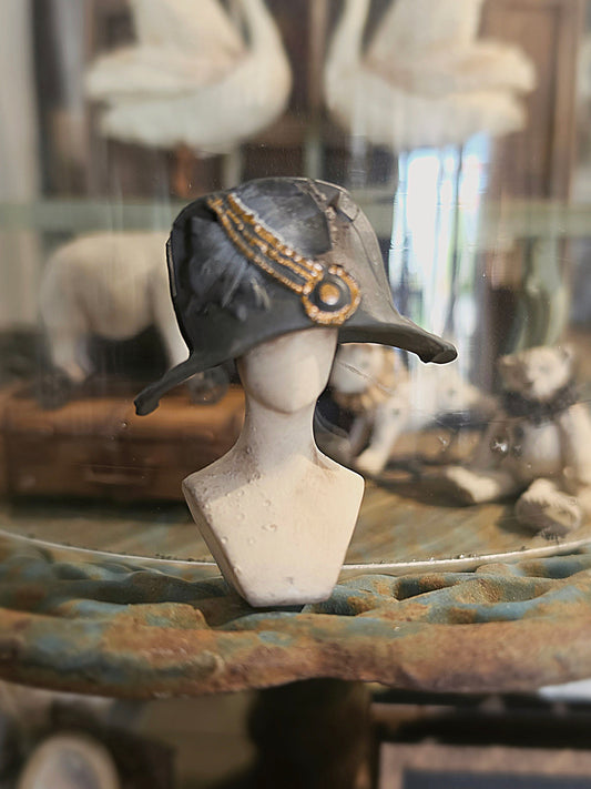 Miniatuur hoedenhoofd met Napoleon steek – handbeschilderde vintage brocante decoratie