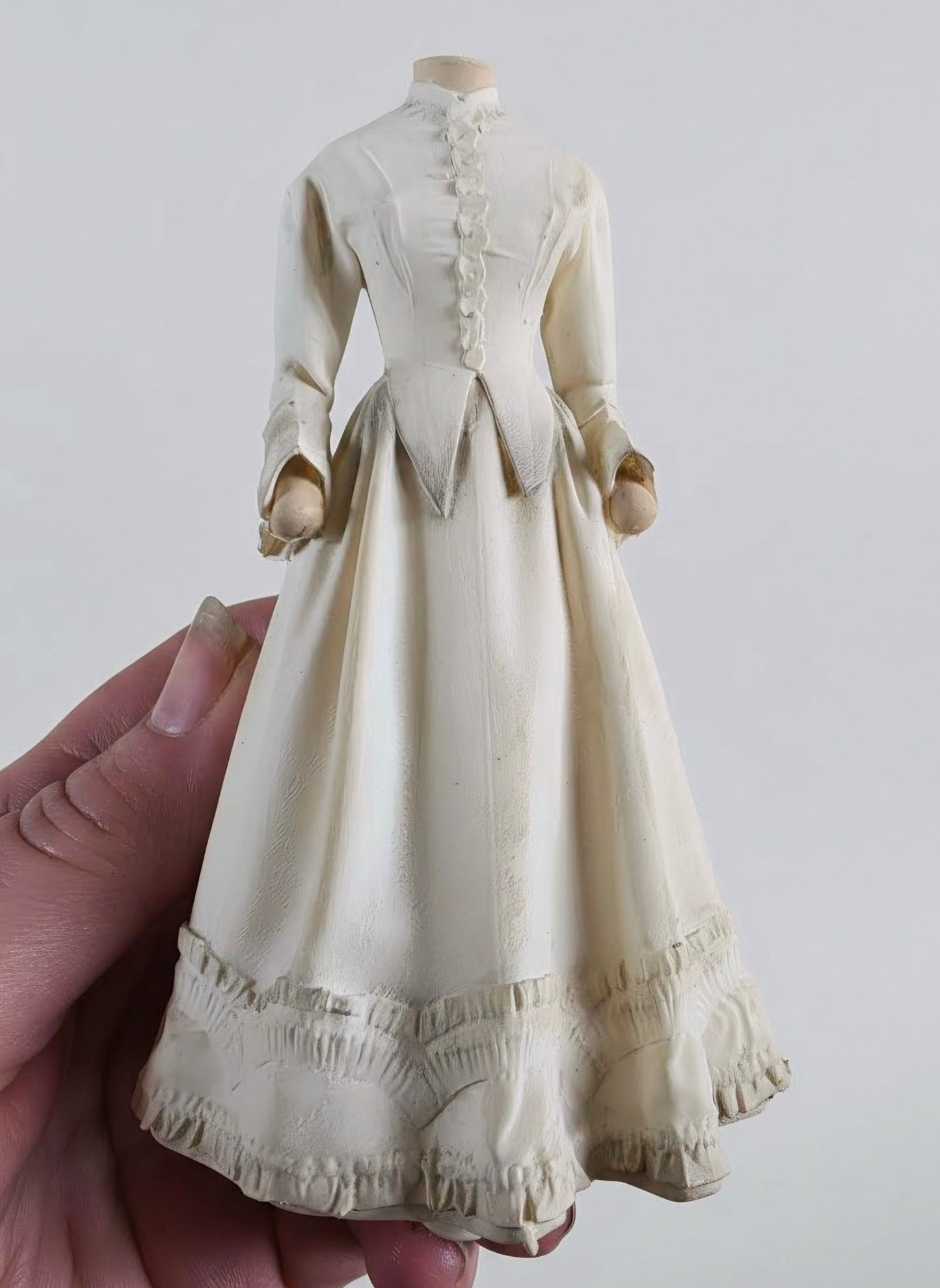Miniatuur paspop met Victoriaanse jurk schaal 1 op 12 handgemaakt poppenhuis decoratie
