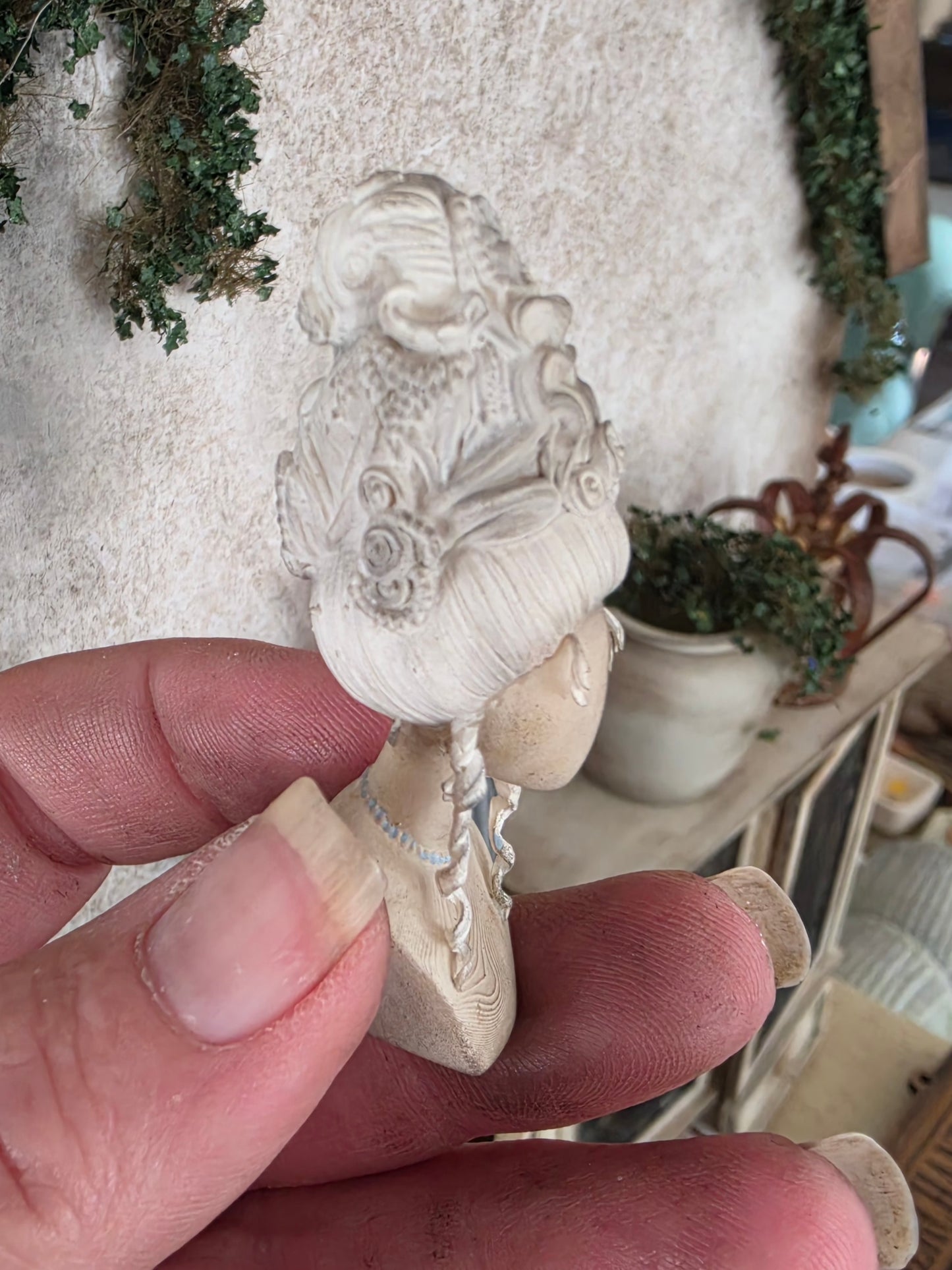 Miniatuur Brocante Hoedenhoofd met Marie Antoinette Pruik 1:12 | Handgemaakt & Handbeschilderd | Resin Paspop | Franse Brocante Poppenhuis Decoratie