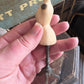 Miniatuur Duivenborst Paspop op Driepoot – Handgemaakt in Brocante Stijl 1:12