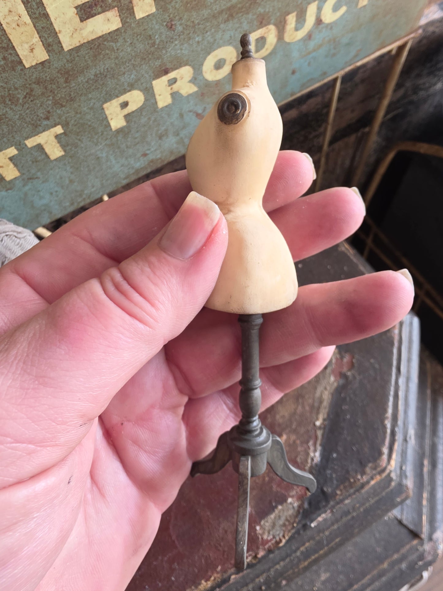 Miniatuur Duivenborst Paspop op Driepoot – Handgemaakt in Brocante Stijl 1:12