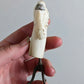 Miniatuur paspop met Napoleon jas schaal 1 op 12 historisch poppenhuis decor