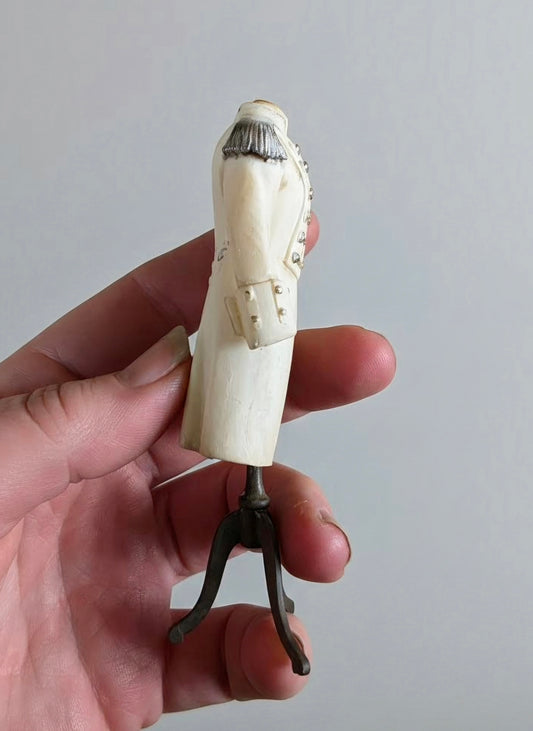 Miniatuur paspop met Napoleon jas schaal 1 op 12 historisch poppenhuis decor