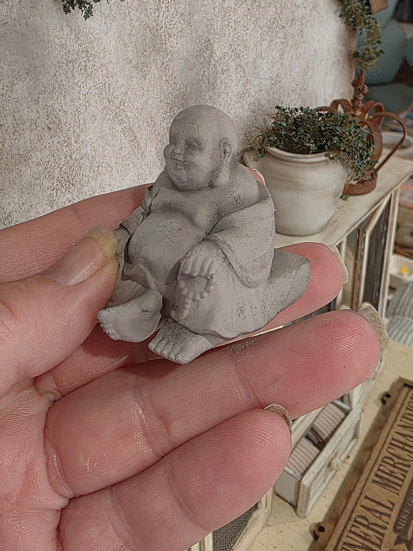 Miniatuur Brocante Boeddha 1:12 | Handgemaakt & Handbeschilderd | Resin Boeddhabeeld | Poppenhuis Decoratie | Brocante Miniatuur