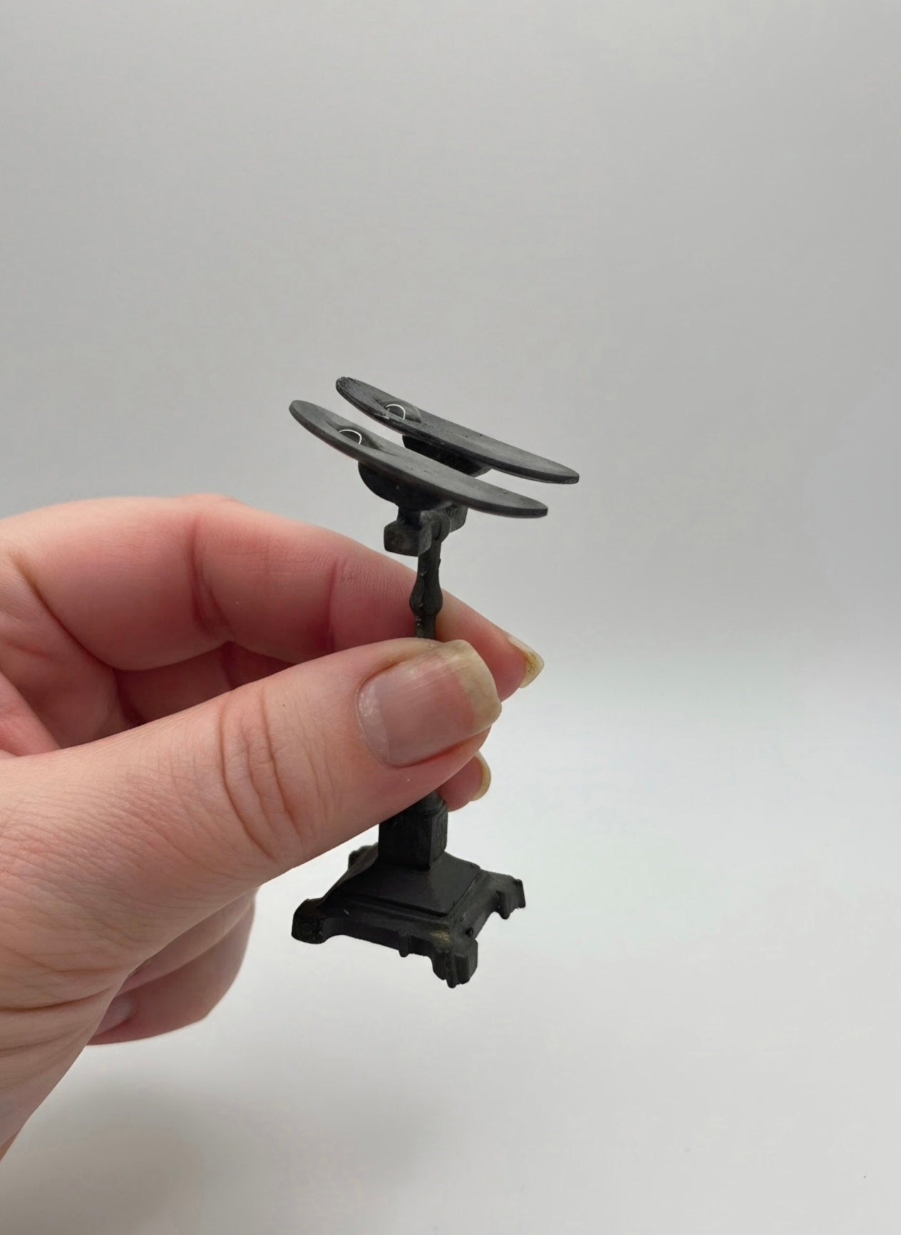 Miniatuur Oude Schoenenstandaard – Victoriaanse Winkelcharme