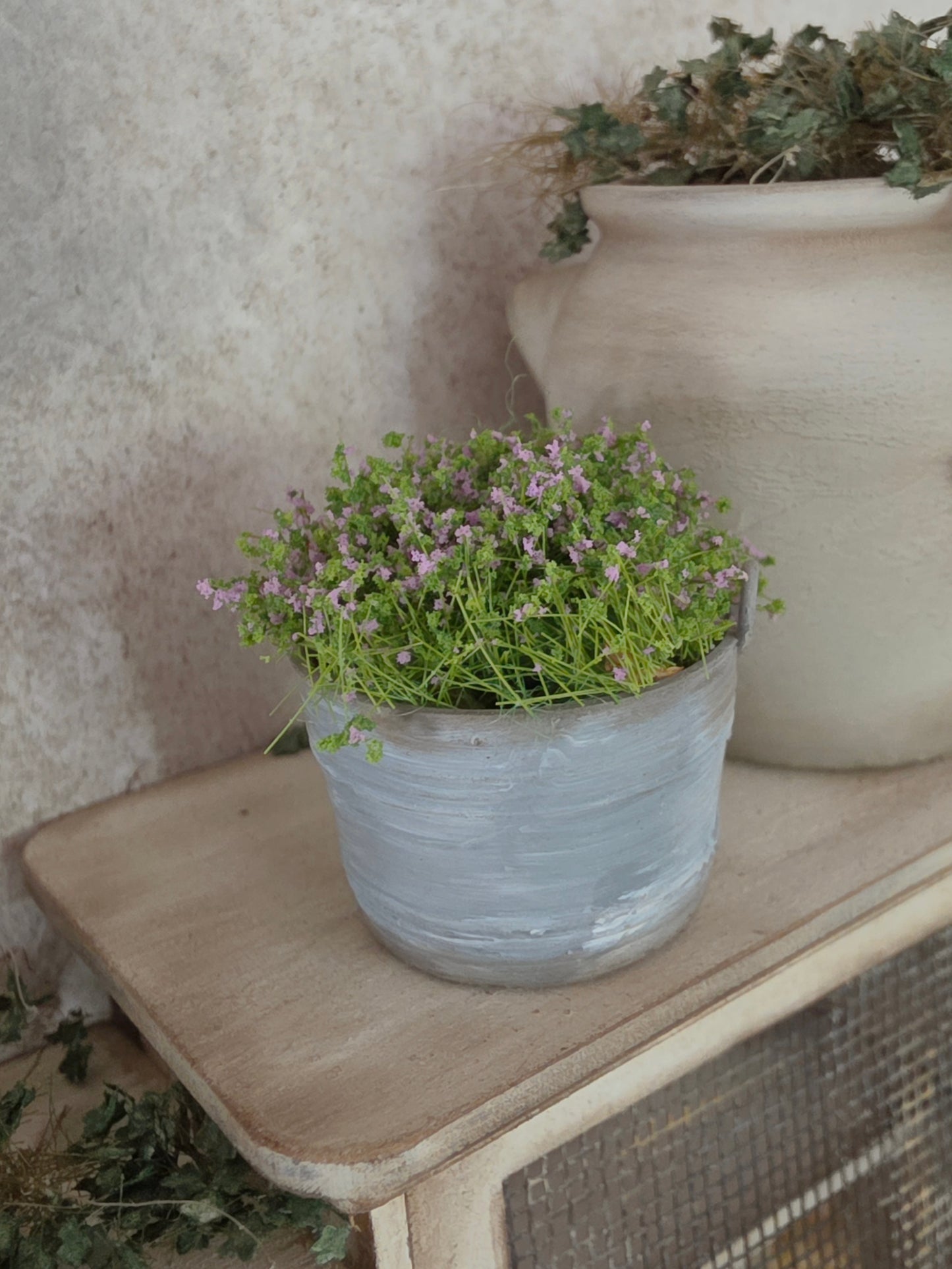 Miniatuur Lila Plantje in Verweerd Zinken Teiltje – Handgemaakt in Brocante Stijl 1:12