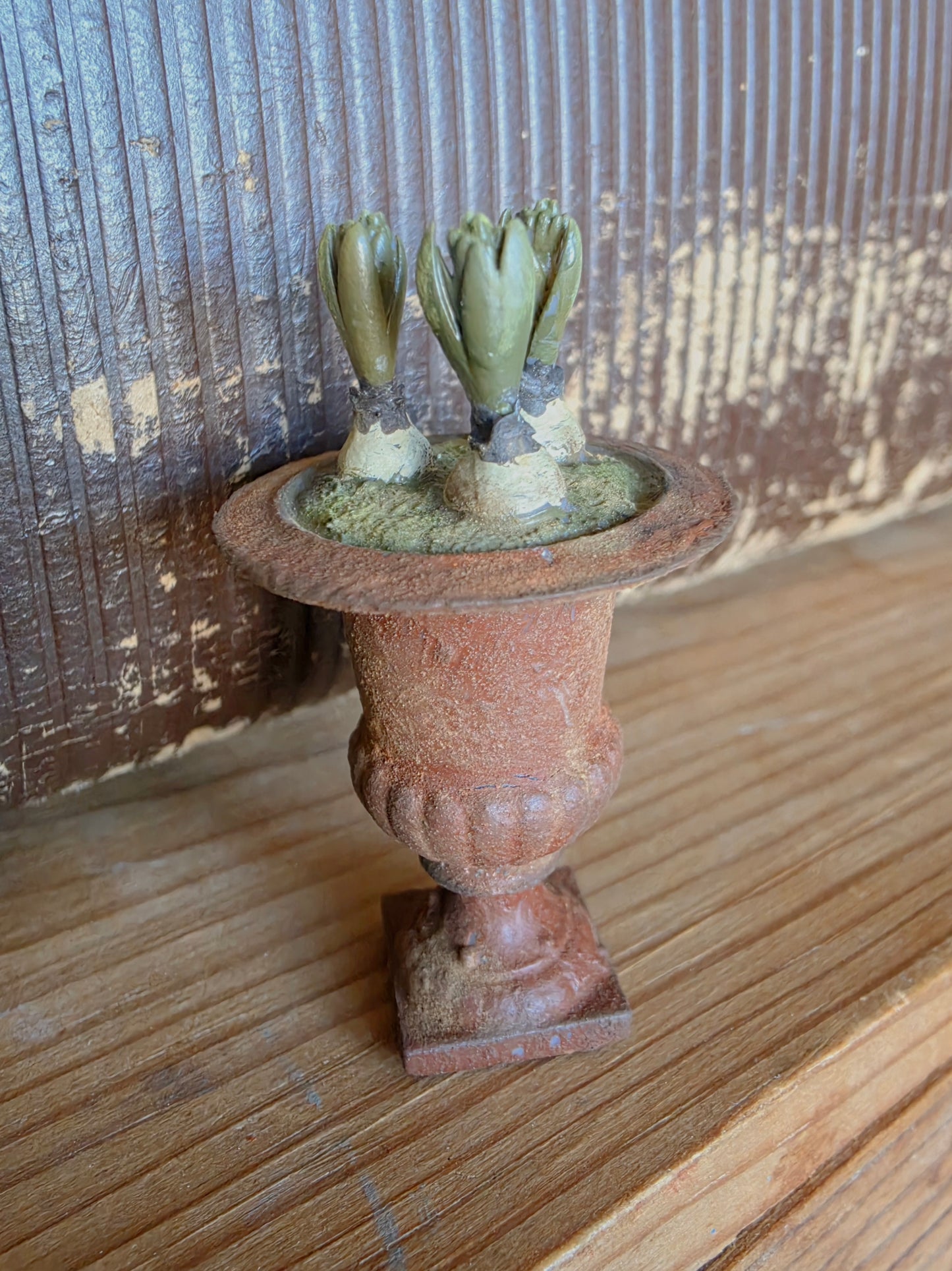 Miniatuur Hyacint in roest vaas, schaal 1 op 12, poppenhuis, diorama