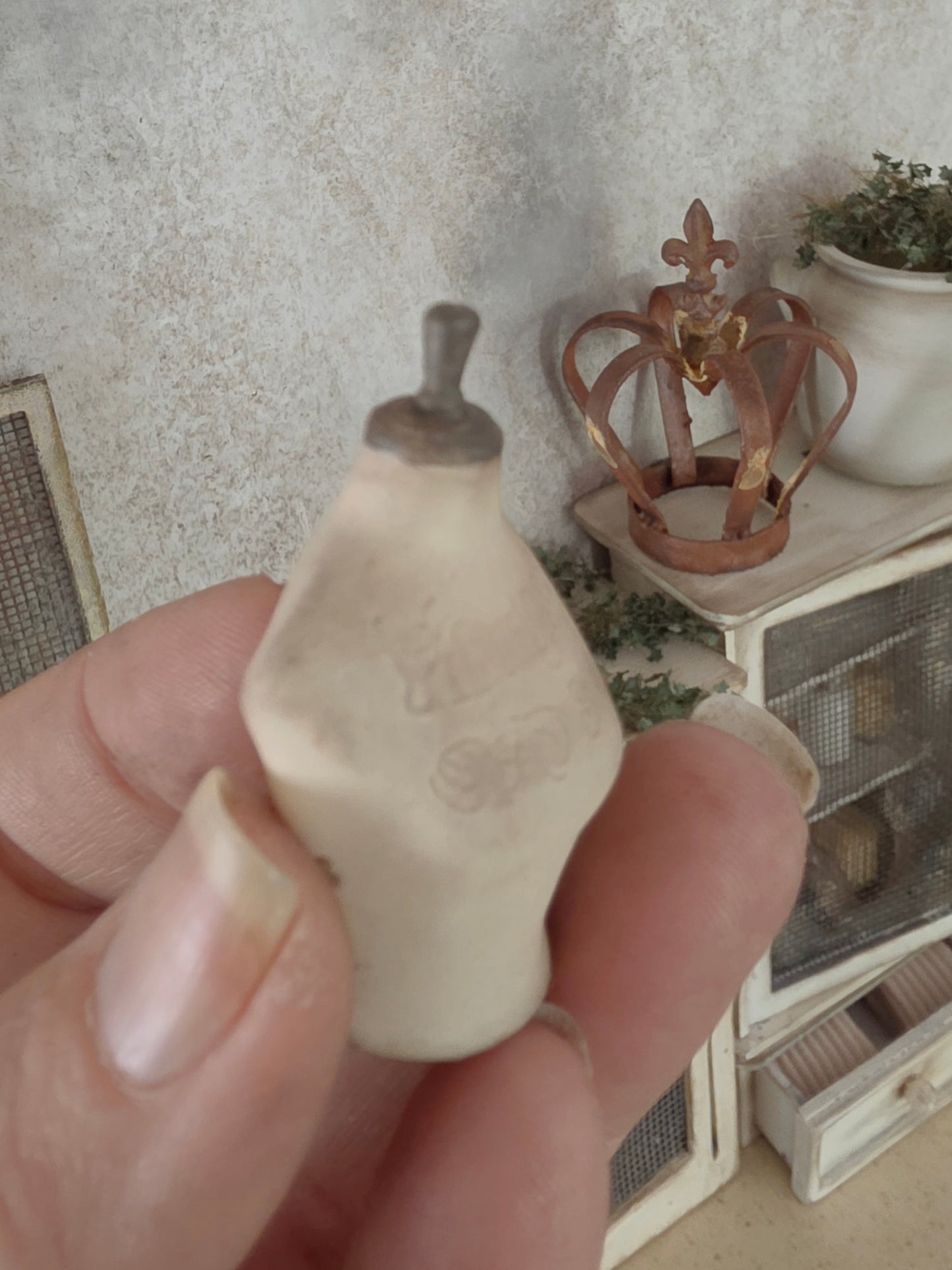 Miniatuur Toonbankbuste met Tekst – Handgemaakt in Brocante Stijl
