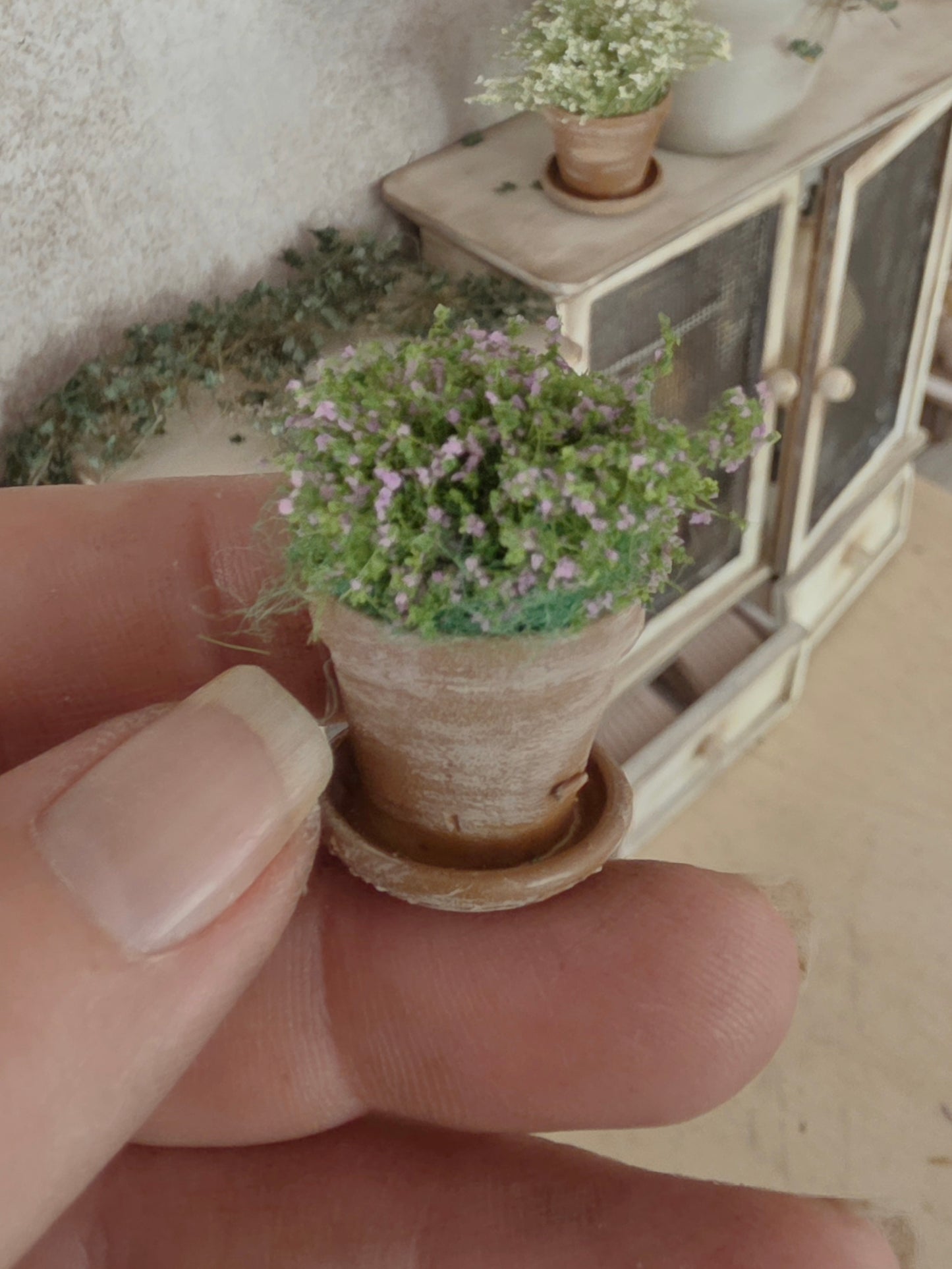 Miniatuur Lila Plantje in Verweerd Terracotta Potje – Handgemaakt in Brocante Stijl 1:12