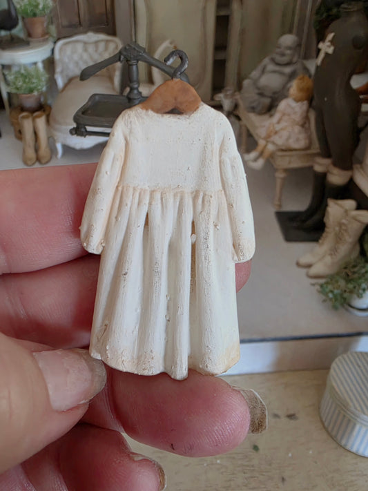 Miniatuur Victoriaans Jurkje op Hanger – Romantische Brocante Elegantie