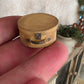 Miniatuur Brocante Ronde Koffertje 1:12 | Handgemaakt & Handbeschilderd | Resin Vintage Koffertje | Poppenhuis Accessoire