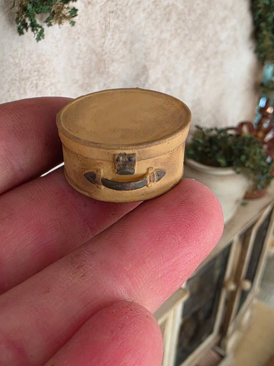 Miniatuur Brocante Ronde Koffertje 1:12 | Handgemaakt & Handbeschilderd | Resin Vintage Koffertje | Poppenhuis Accessoire