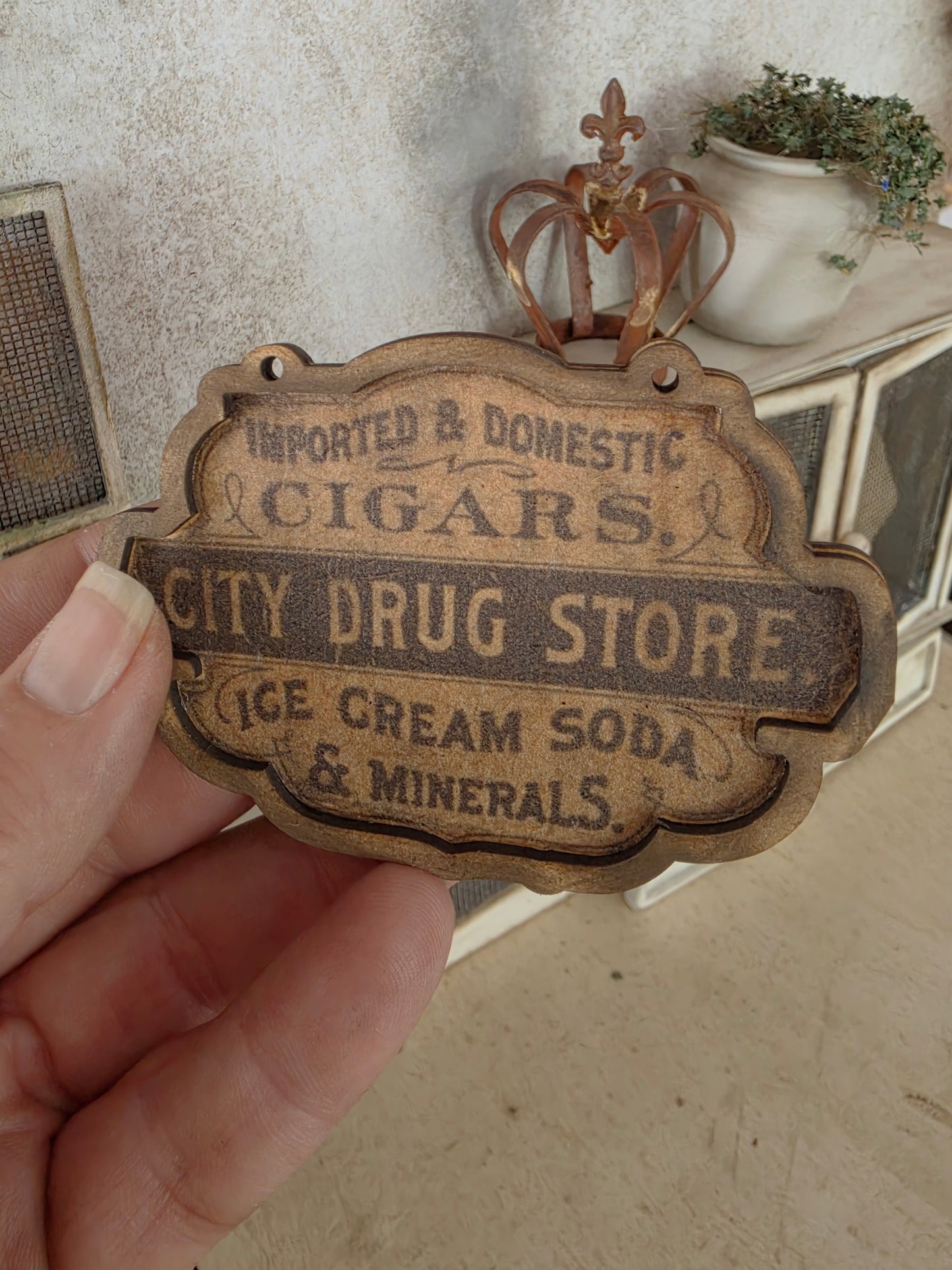 Miniatuur Vintage Reclamebord "Drug Store" – Handgemaakt in Brocante Stijl 1:12