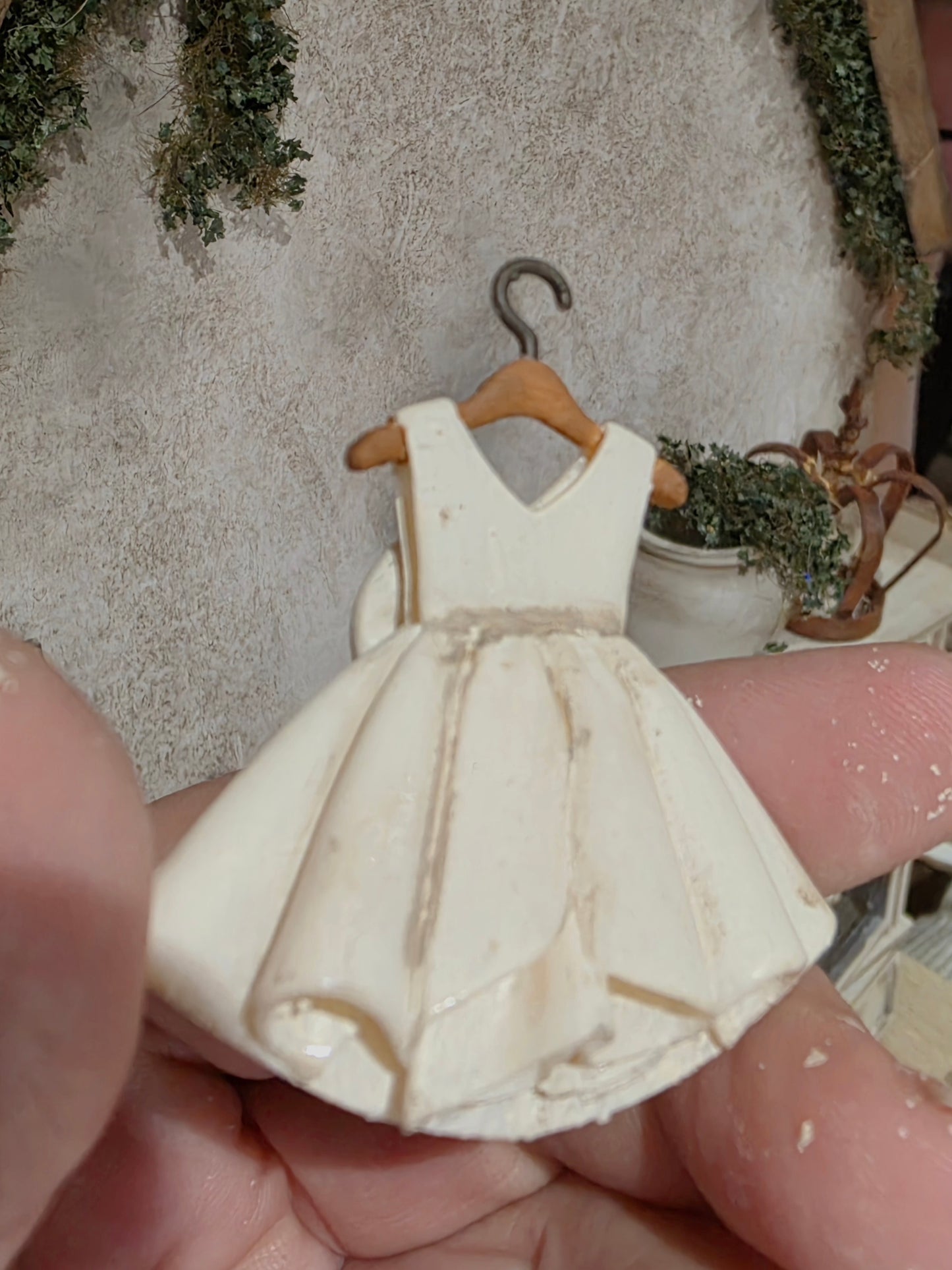 Miniatuur Kledinghanger met Romantisch Jurkje 1:12 | Handgemaakt & Handbeschilderd | Brocante Resin Jurk | Poppenhuis Decoratie