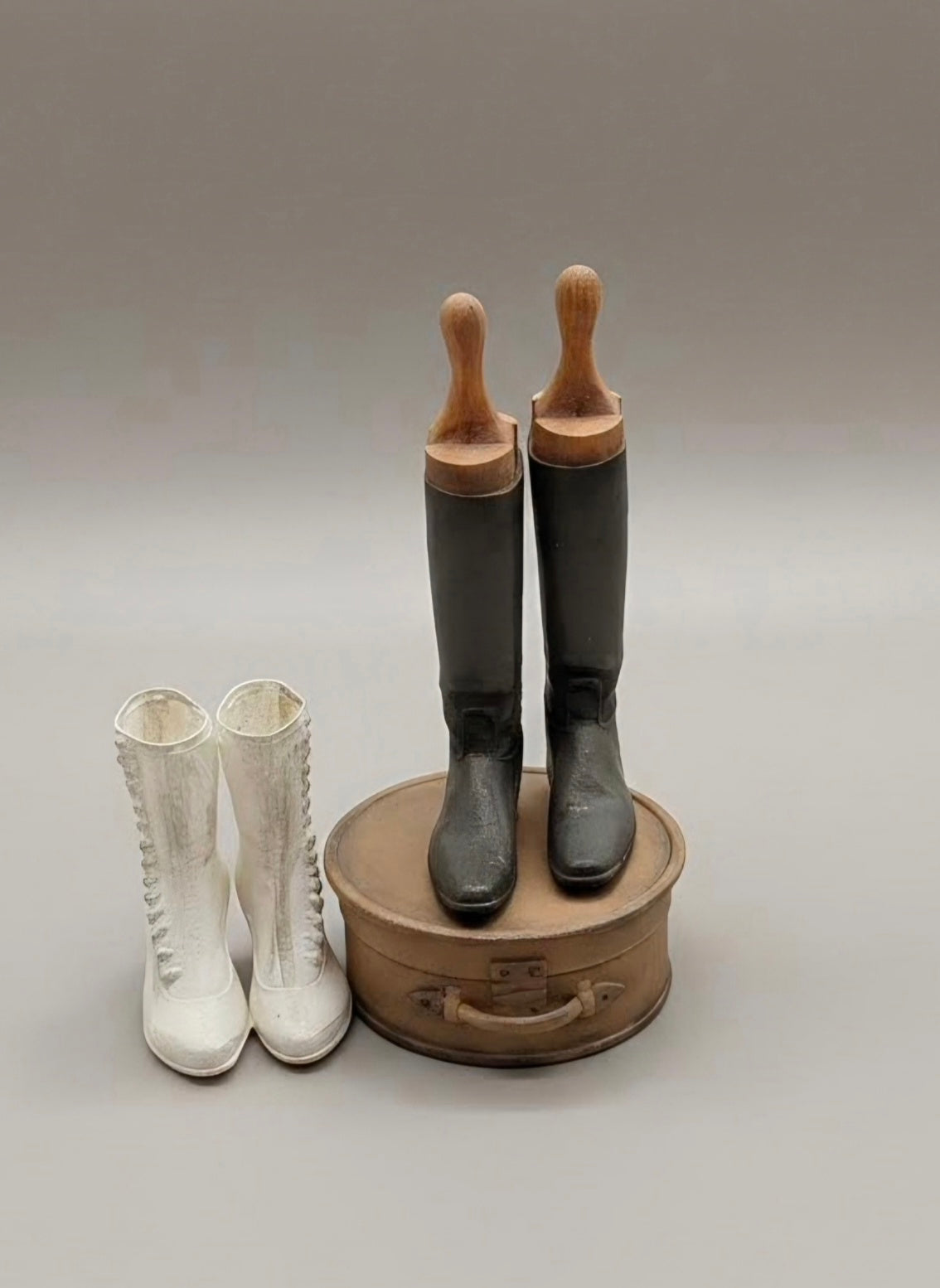 Miniatuur victoriaanse laarzen met houten houders (Schaal 1:12) Poppenhuis Accessoire/Diorama