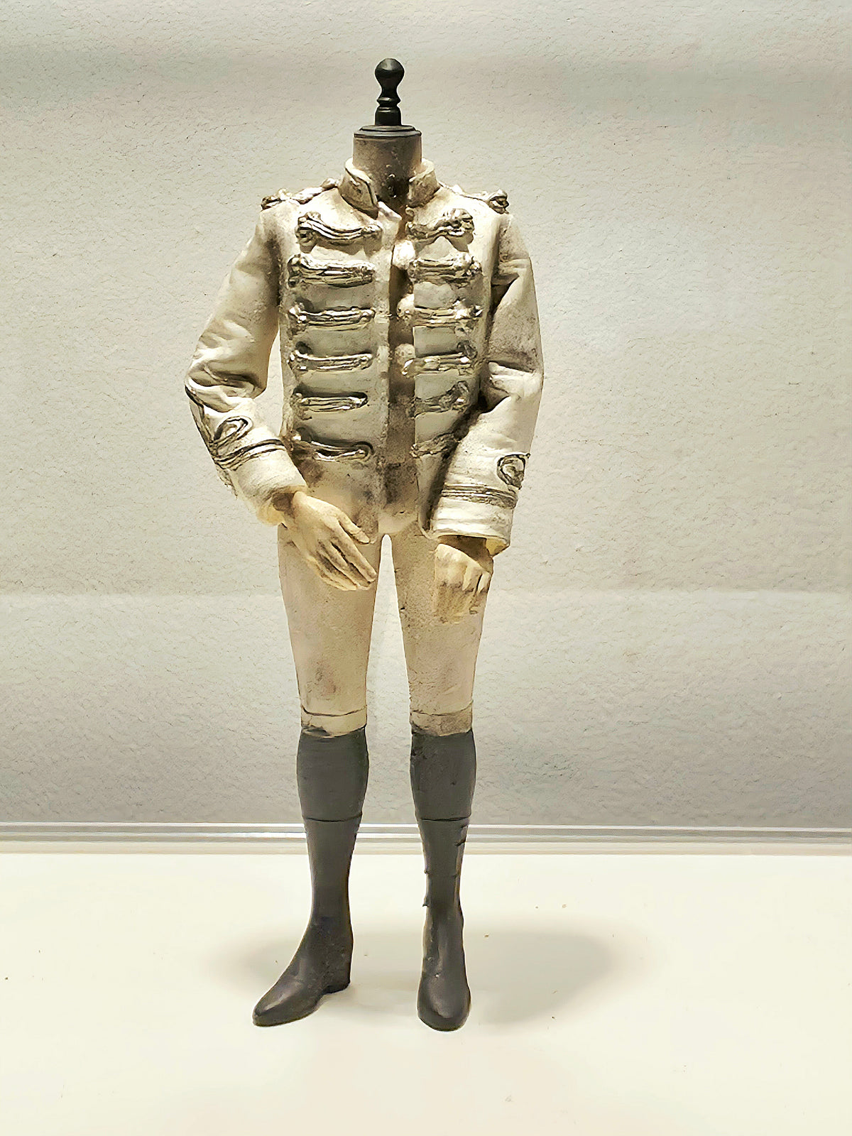 Miniatuur Napoleontisch Uniform op Paspop | Historisch Officierskostuum | Brocante Miniatuur | Handbeschilderd Resin