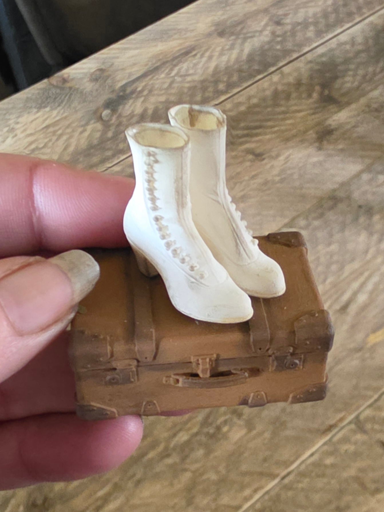 Miniatuur victoriaanse laarsjes wit (Schaal 1:12) Poppenhuis Accessoire/Diorama