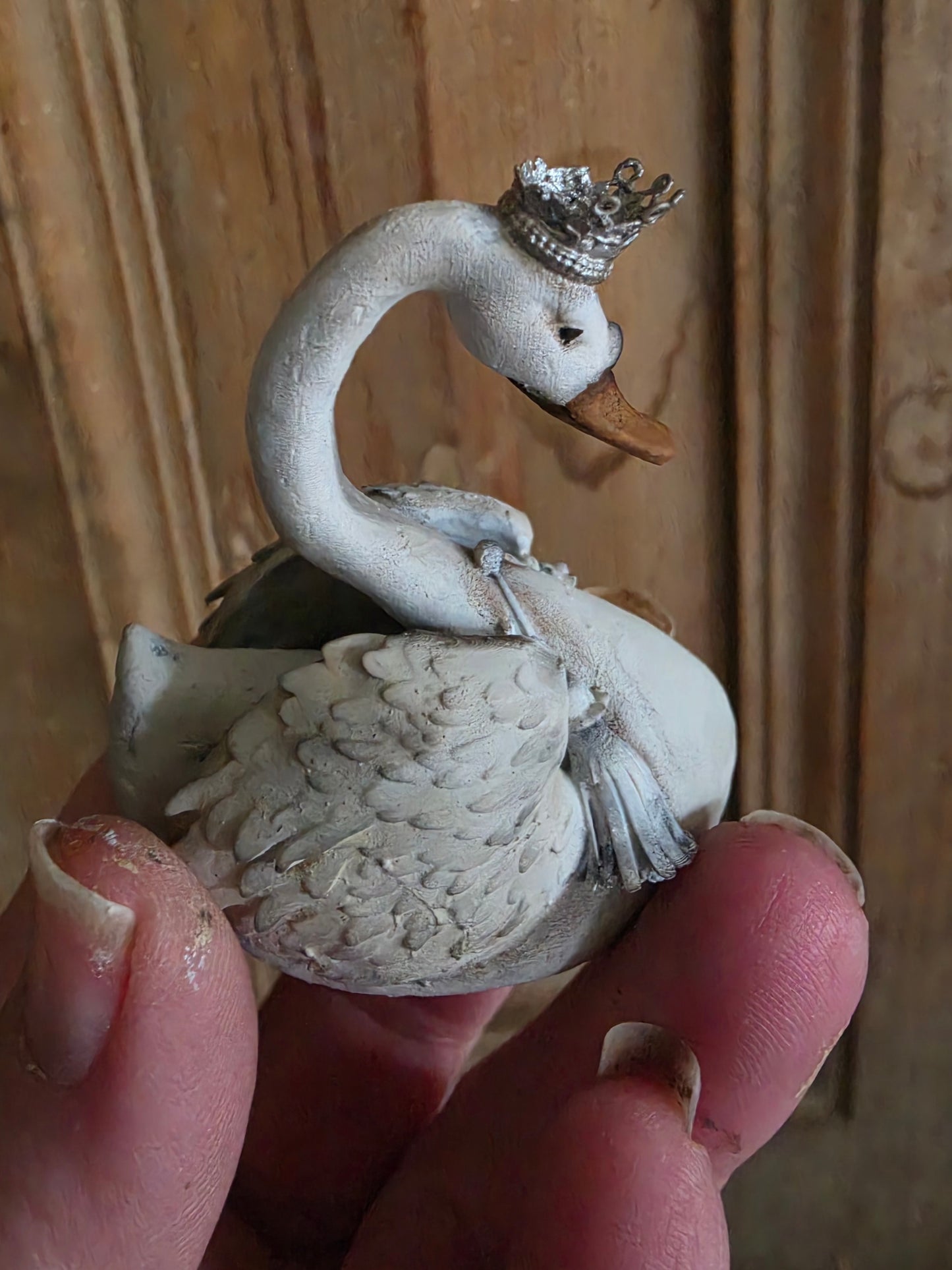 Miniatuur zwaan met kroontje en tassels, schaal 1:12 poppenhuis decoratie diorama