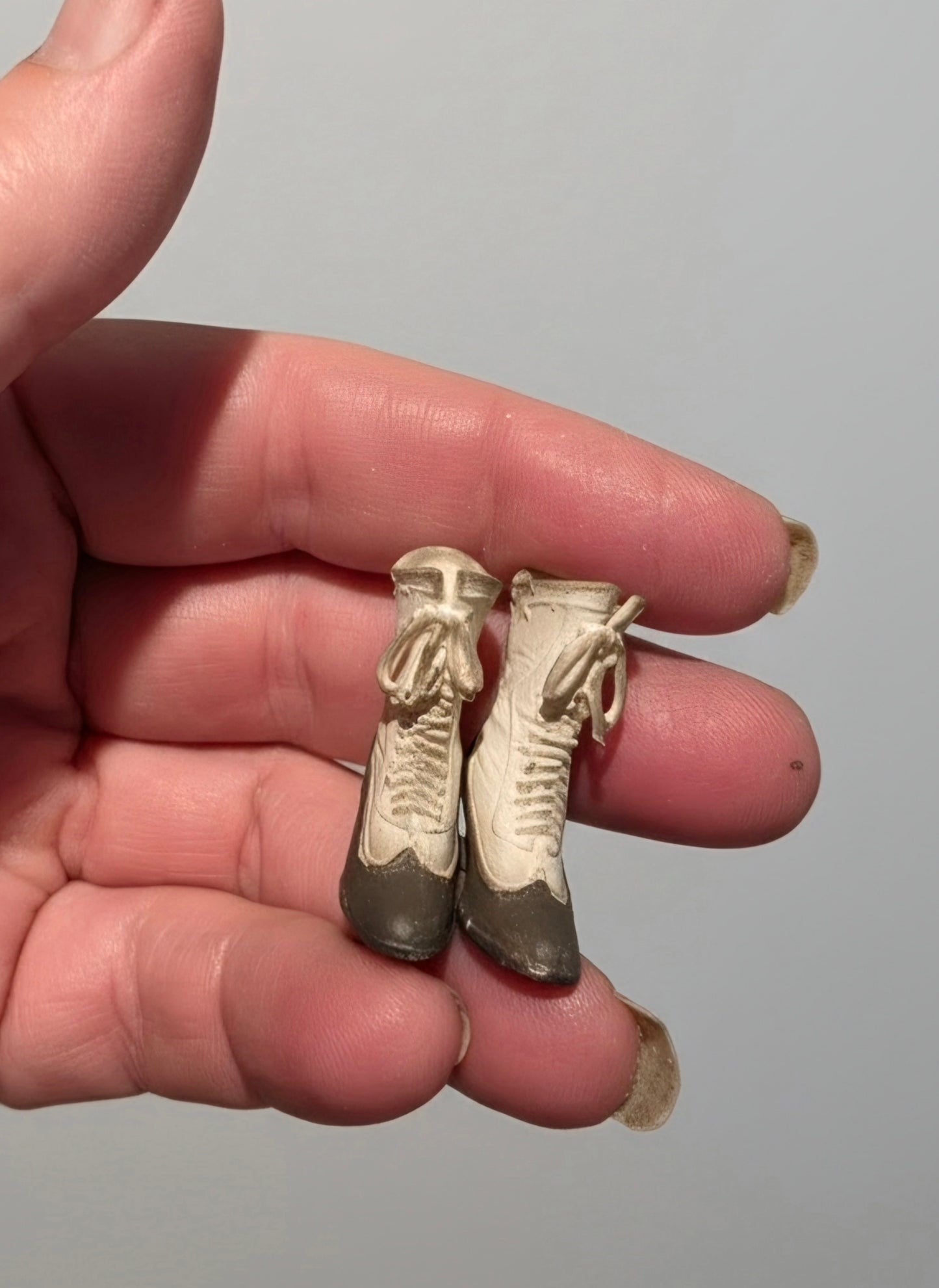 Miniatuur Victoriaanse Schoentjes in Twee Kleuren – Elegantie uit Vervlogen Tijden