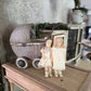 Miniatuur Oude Rieten Poppenwagen – Handgemaakt in Brocante Stijl 1:12
