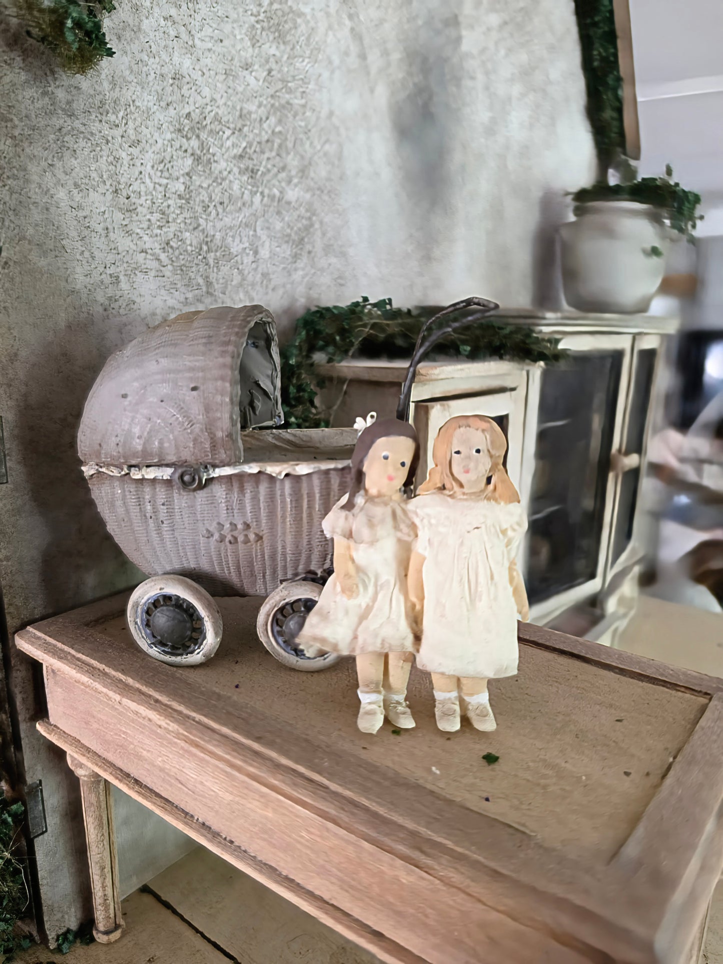 Miniatuur Oude Rieten Poppenwagen – Handgemaakt in Brocante Stijl 1:12