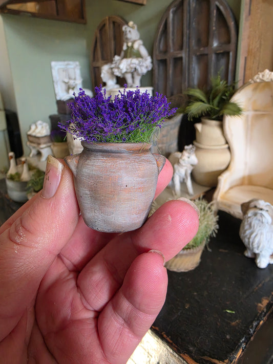 Miniatuur gres pot met lavendel, schaal 1 op 12, poppenhuis, diorama