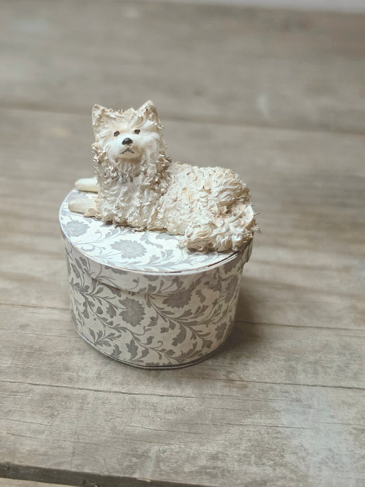 Miniatuur pyjama hond – handbeschilderde vintage brocante decoratie