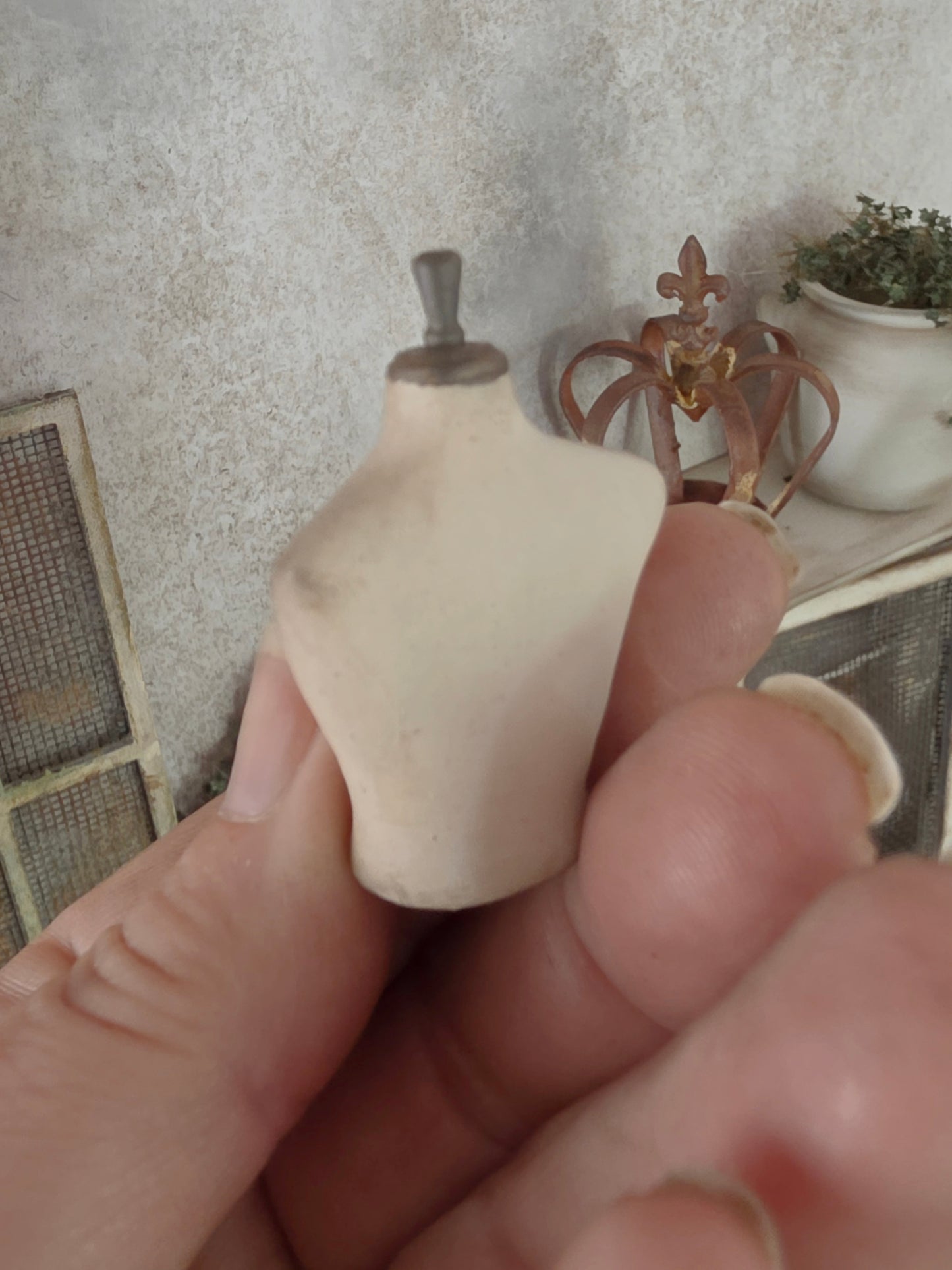 Miniatuur Toonbankbuste met Tekst – Handgemaakt in Brocante Stijl
