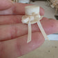 Miniatuur Elegant Hoedje met strik – Victoriaanse Brocante Charme