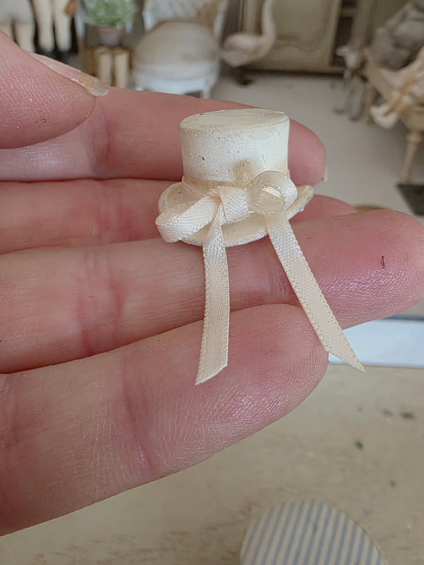 Miniatuur Elegant Hoedje met strik – Victoriaanse Brocante Charme