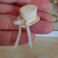 Miniatuur Elegant Hoedje met strik – Victoriaanse Brocante Charme