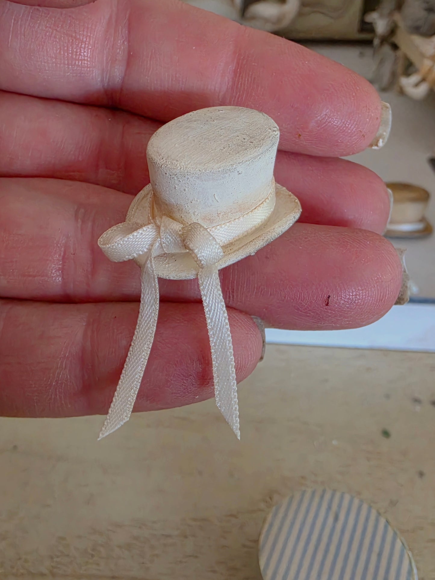 Miniatuur Elegant Hoedje met strik – Victoriaanse Brocante Charme