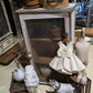 Miniatuur Kledinghanger met Romantisch Jurkje 1:12 | Handgemaakt & Handbeschilderd | Brocante Resin Jurk | Poppenhuis Decoratie
