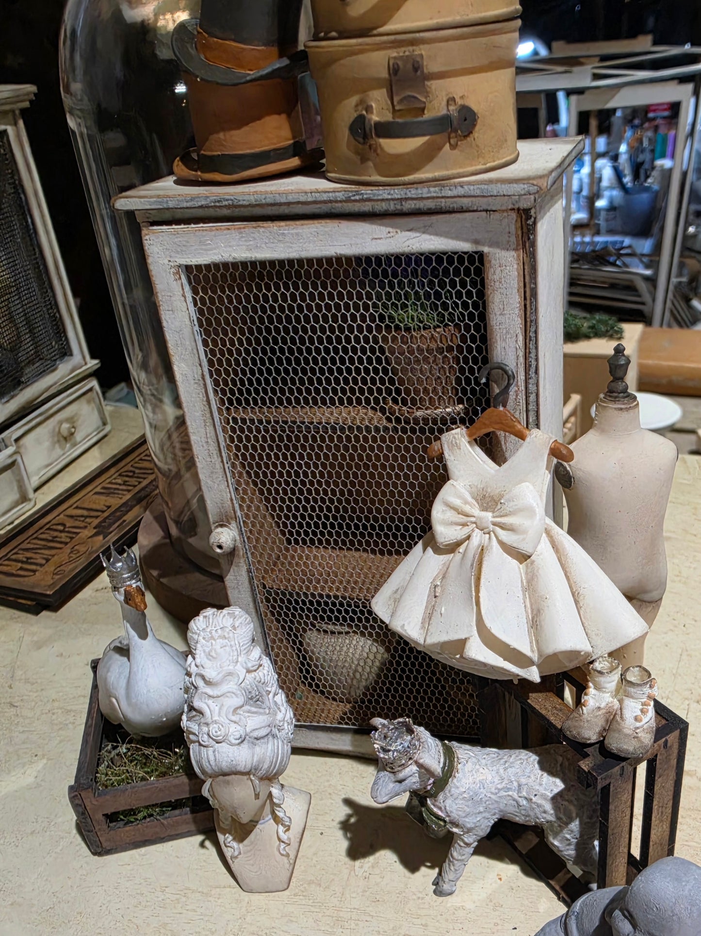 Miniatuur Kledinghanger met Romantisch Jurkje 1:12 | Handgemaakt & Handbeschilderd | Brocante Resin Jurk | Poppenhuis Decoratie