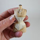 Handbeschilderde Miniatuur Corsetbuste met Corset – Schaal 1:12 – Unieke Franse Atelier Decoratie, poppenhuis, diorama