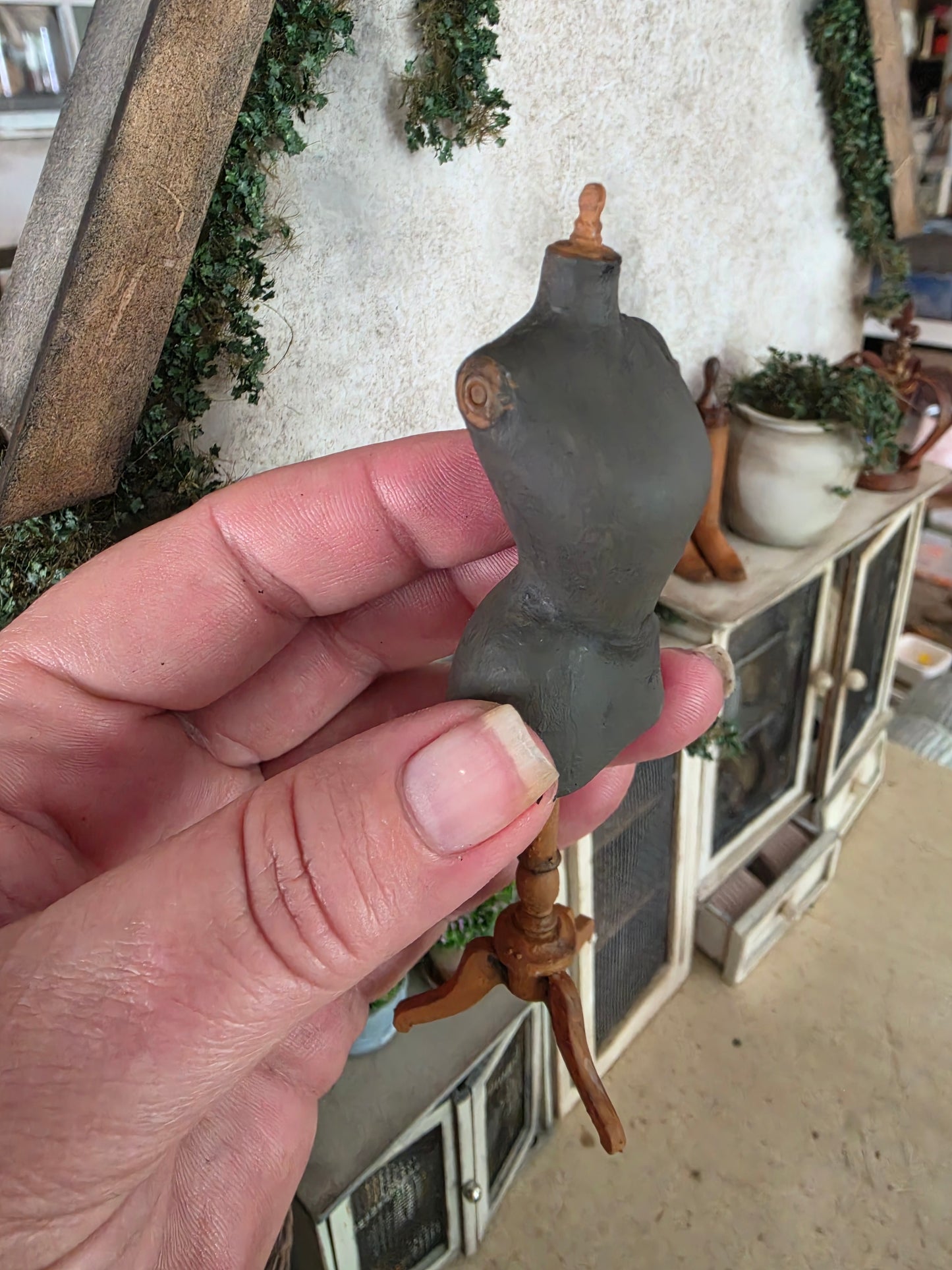 Miniatuur Duivenborst Paspop op Driepoot – Handgemaakt in Brocante Stijl 1:12