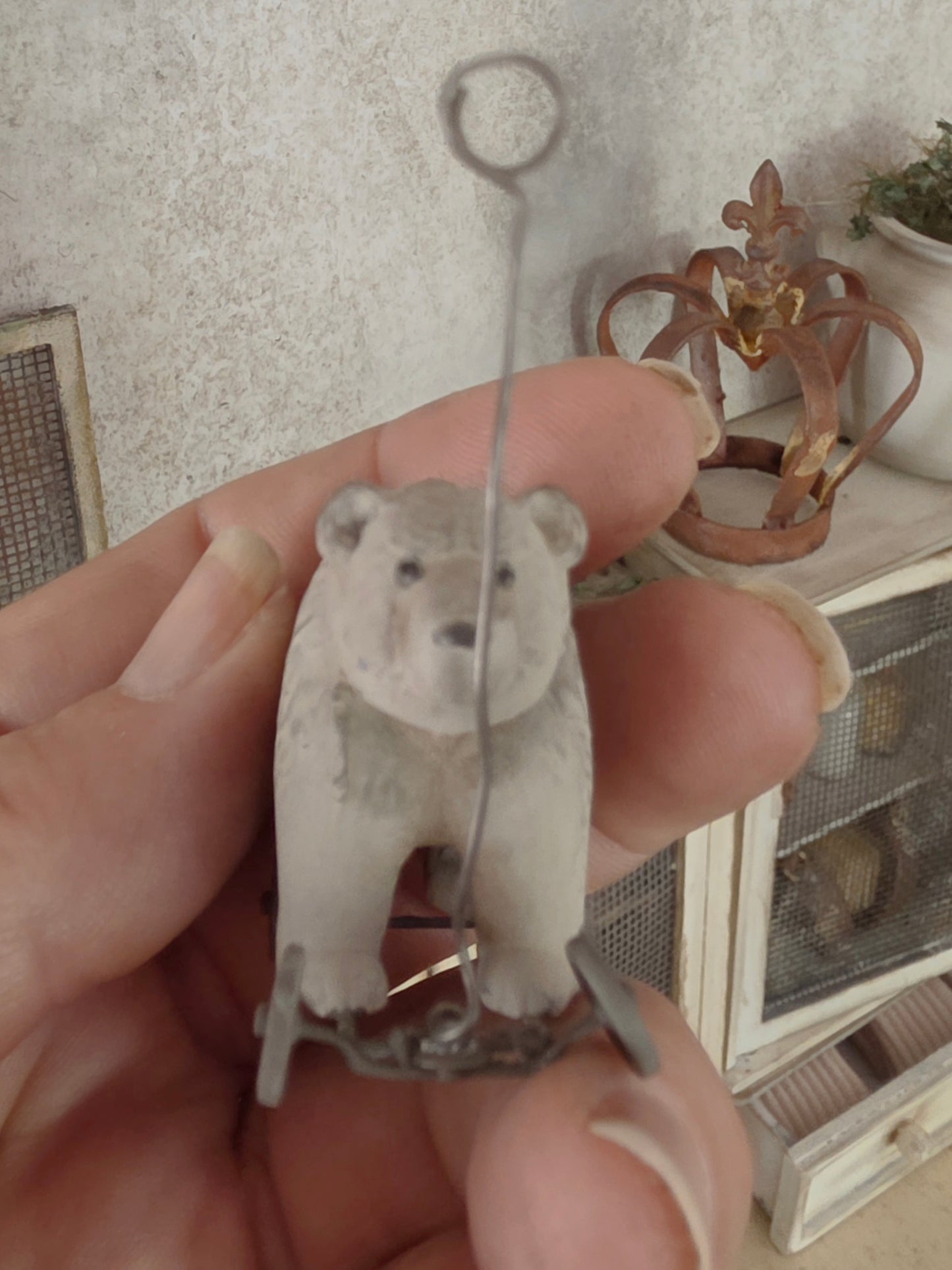 Miniatuur Oude Speelgoedbeer op Wielen – Handgemaakt in Brocante Stijl 1:12
