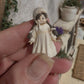 Miniatuur Popje in Vintage Stijl 1:12 | Geïnspireerd op Klassieke Käthe Kruse Poppen | Handgemaakt & Handbeschilderd | Resin Poppenhuis Miniatuur