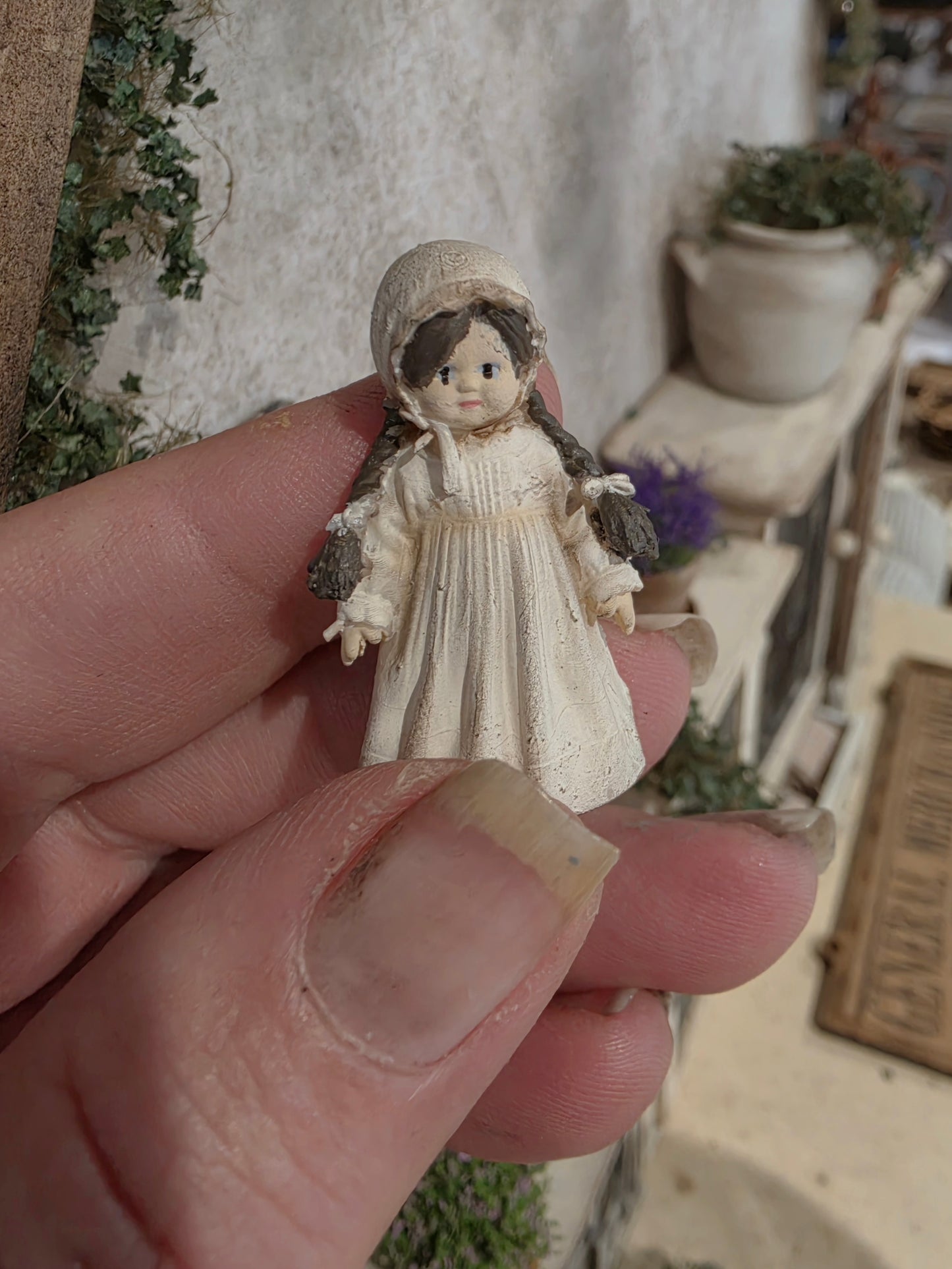 Miniatuur Popje in Vintage Stijl 1:12 | Geïnspireerd op Klassieke Käthe Kruse Poppen | Handgemaakt & Handbeschilderd | Resin Poppenhuis Miniatuur