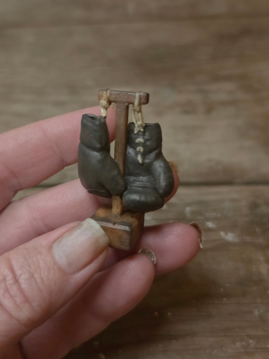 Miniatuur bokshandschoenen aan standaard – handbeschilderde vintage brocante decoratie
