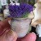 Miniatuur gres pot met lavendel, schaal 1 op 12, poppenhuis, diorama