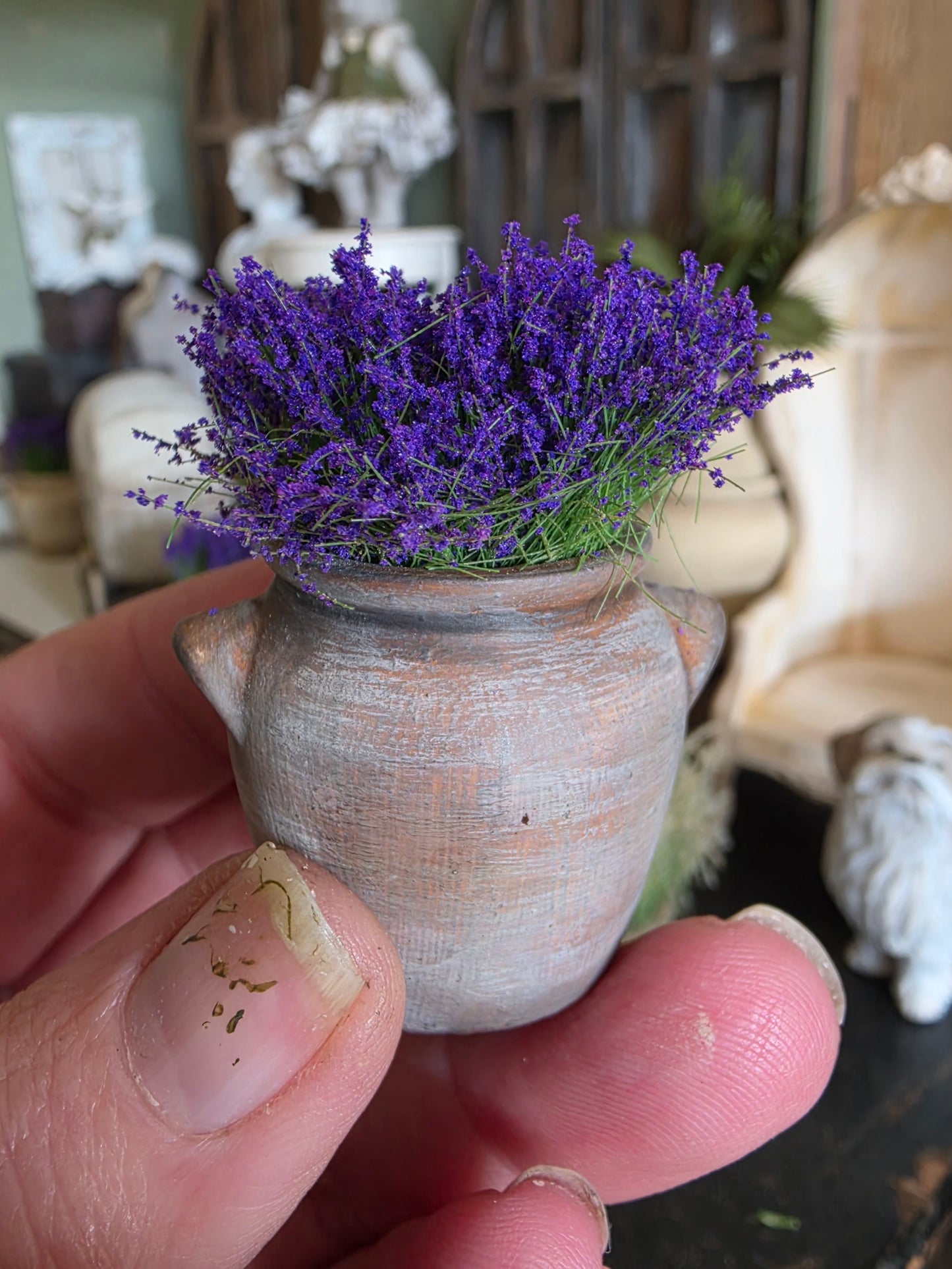 Miniatuur gres pot met lavendel, schaal 1 op 12, poppenhuis, diorama
