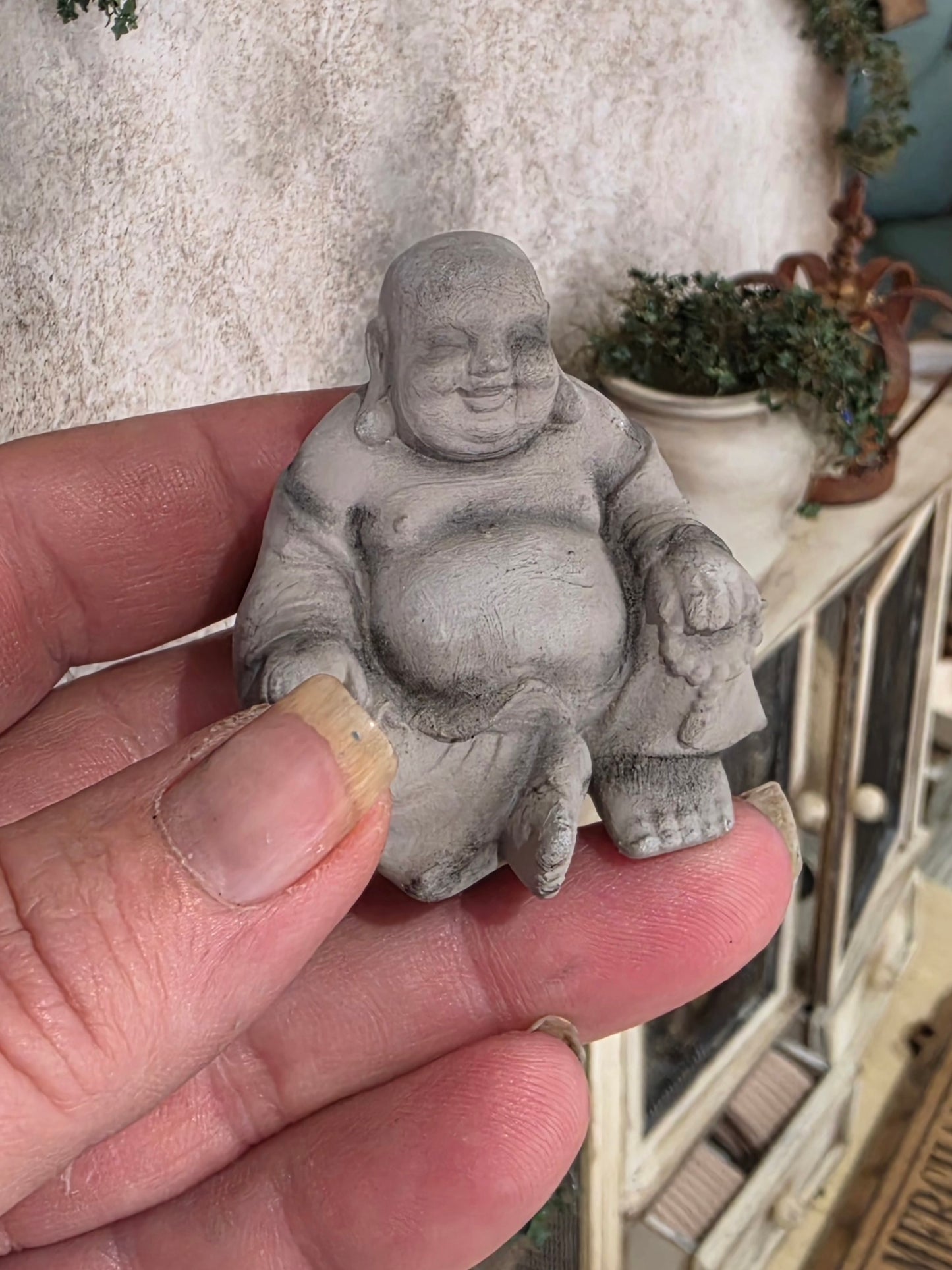 Miniatuur Brocante Boeddha 1:12 | Handgemaakt & Handbeschilderd | Resin Boeddhabeeld | Poppenhuis Decoratie | Brocante Miniatuur
