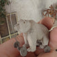 Miniatuur Oude Speelgoedbeer op Wielen – Handgemaakt in Brocante Stijl 1:12