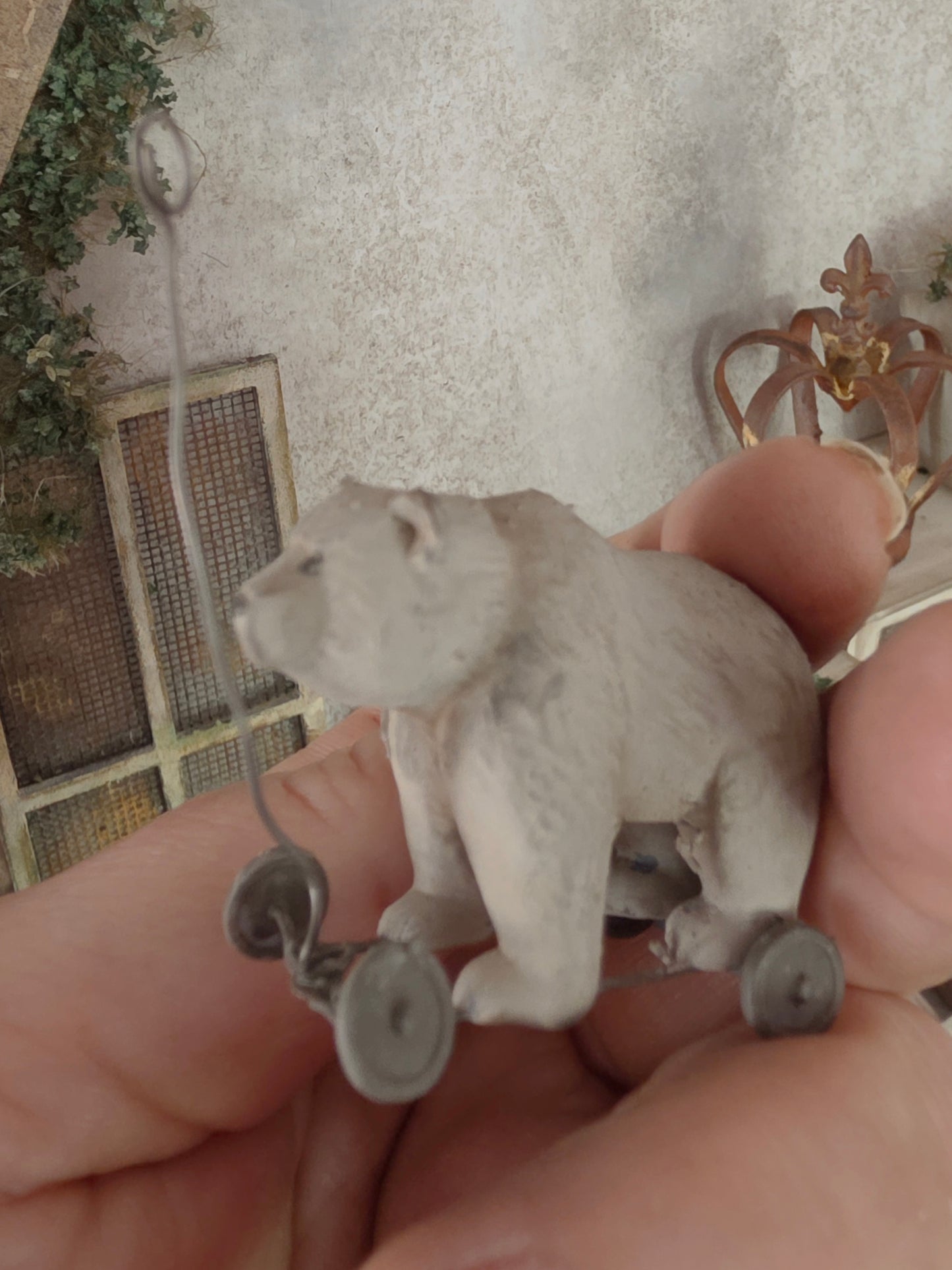 Miniatuur Oude Speelgoedbeer op Wielen – Handgemaakt in Brocante Stijl 1:12
